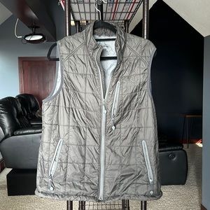 LL Bean Men’s Lightweight Gray Zip up Vest - Size L